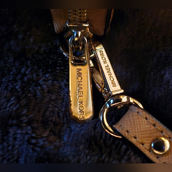 Michael Kors Jet Set Travel Large Saffiano Leather Wallet - Picture 4 of 16